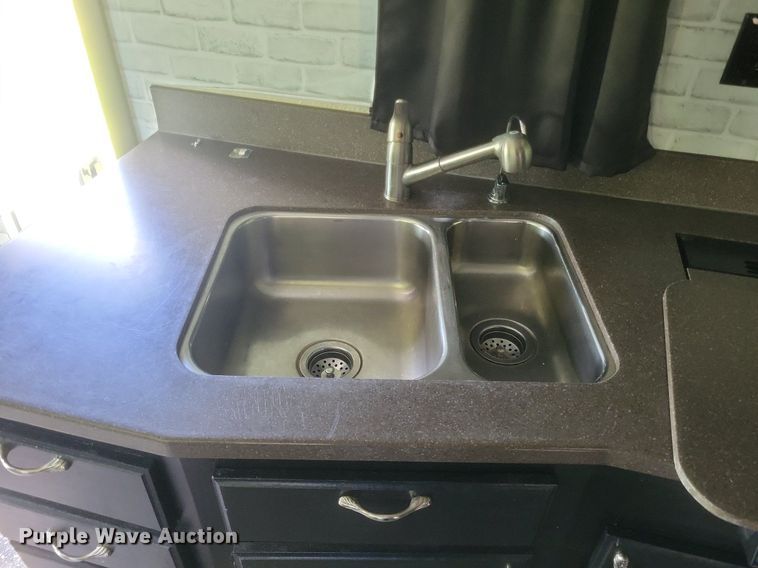 image for item DR4760 2006 Volvo  VNL toy hauler RV