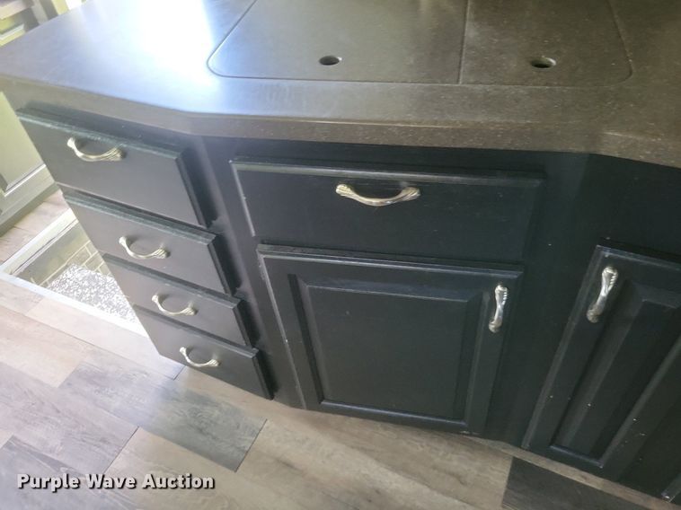 image for item DR4760 2006 Volvo  VNL toy hauler RV