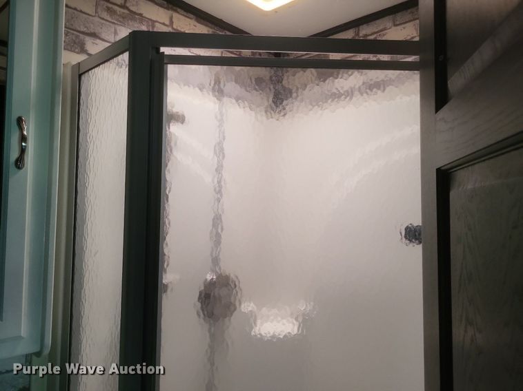 image for item DR4760 2006 Volvo  VNL toy hauler RV