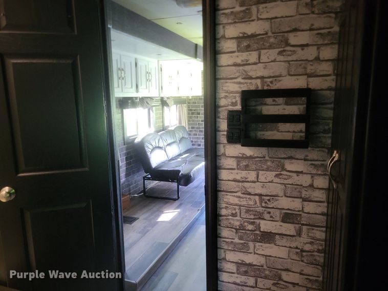 image for item DR4760 2006 Volvo  VNL toy hauler RV