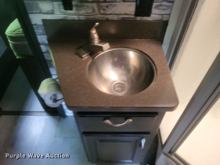 image for item DR4760 2006 Volvo  VNL toy hauler RV