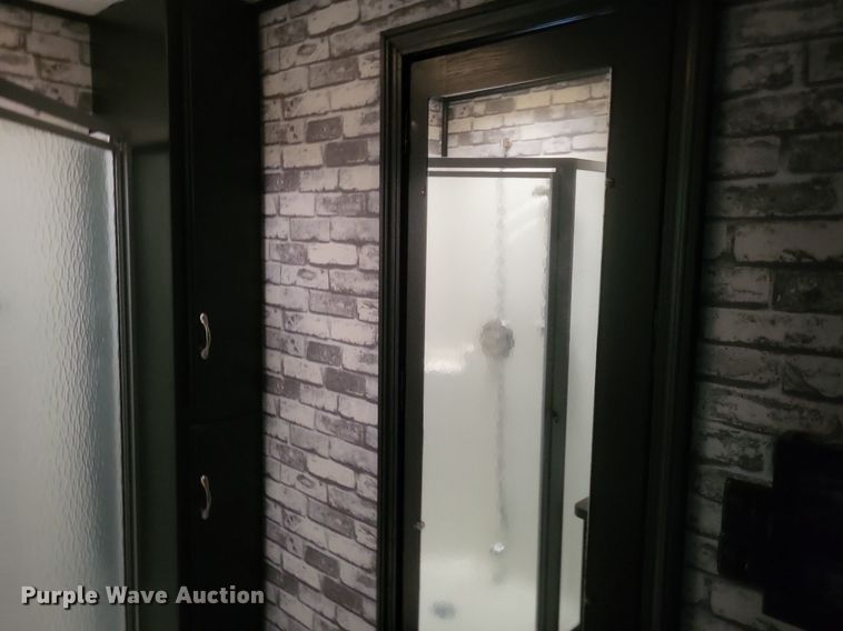 image for item DR4760 2006 Volvo  VNL toy hauler RV