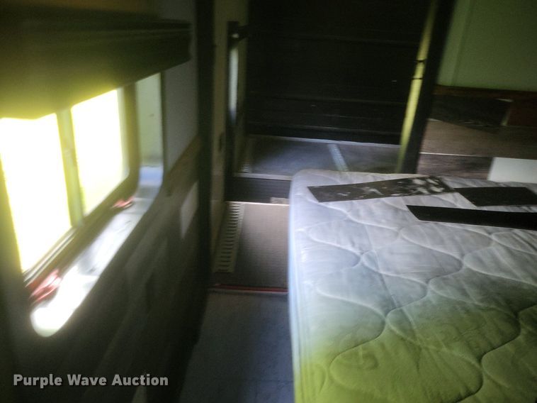 image for item DR4760 2006 Volvo  VNL toy hauler RV