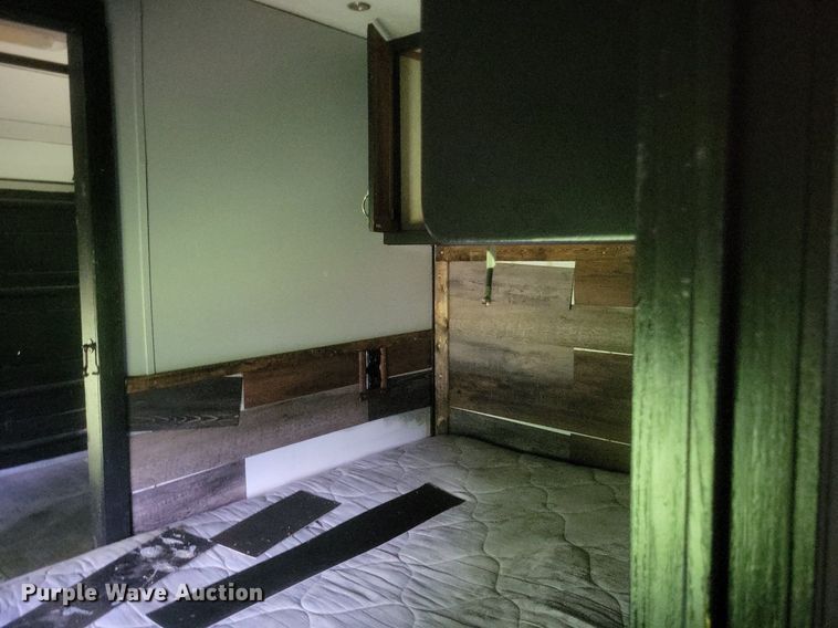 image for item DR4760 2006 Volvo  VNL toy hauler RV