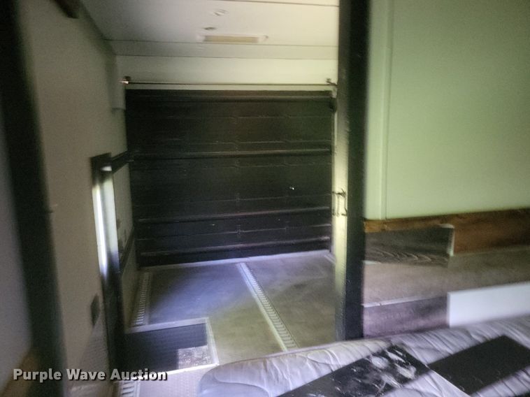 image for item DR4760 2006 Volvo  VNL toy hauler RV