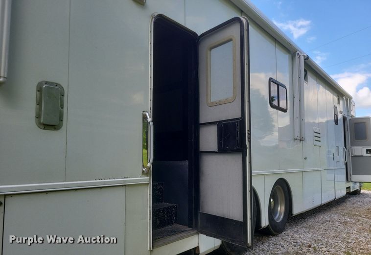 image for item DR4760 2006 Volvo  VNL toy hauler RV