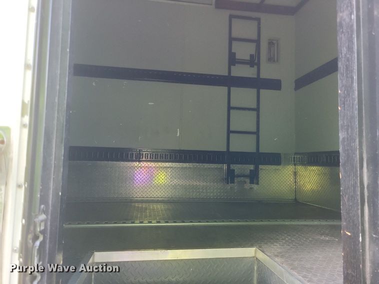 image for item DR4760 2006 Volvo  VNL toy hauler RV