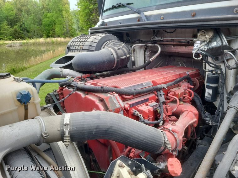 image for item DR4760 2006 Volvo  VNL toy hauler RV