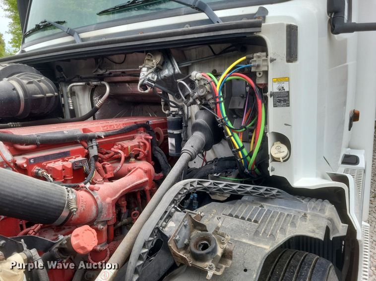 image for item DR4760 2006 Volvo  VNL toy hauler RV