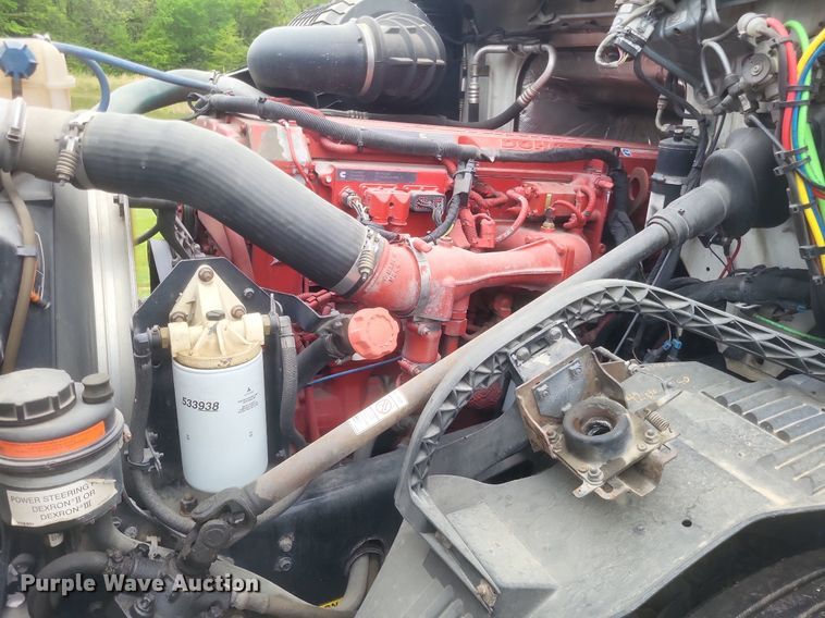 image for item DR4760 2006 Volvo  VNL toy hauler RV