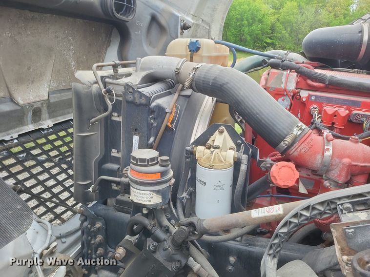 image for item DR4760 2006 Volvo  VNL toy hauler RV