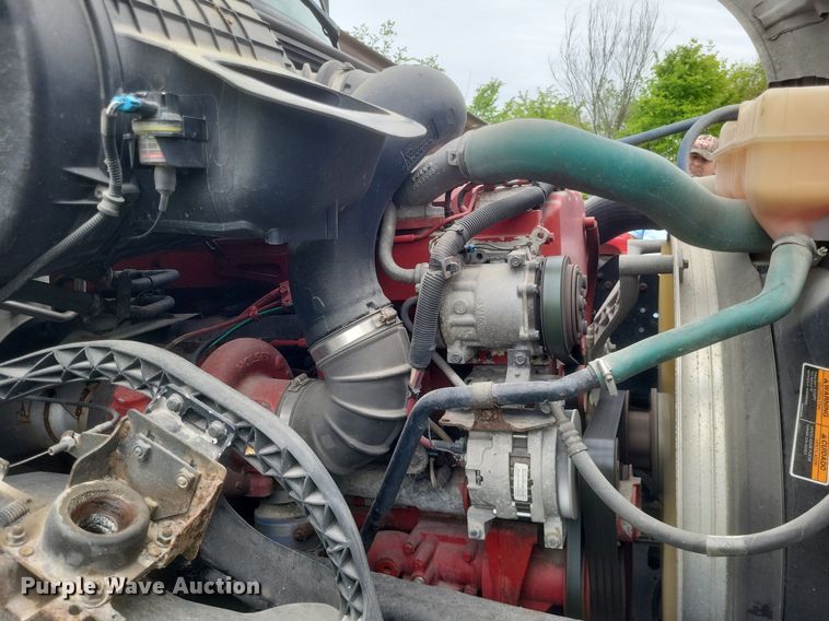 image for item DR4760 2006 Volvo  VNL toy hauler RV