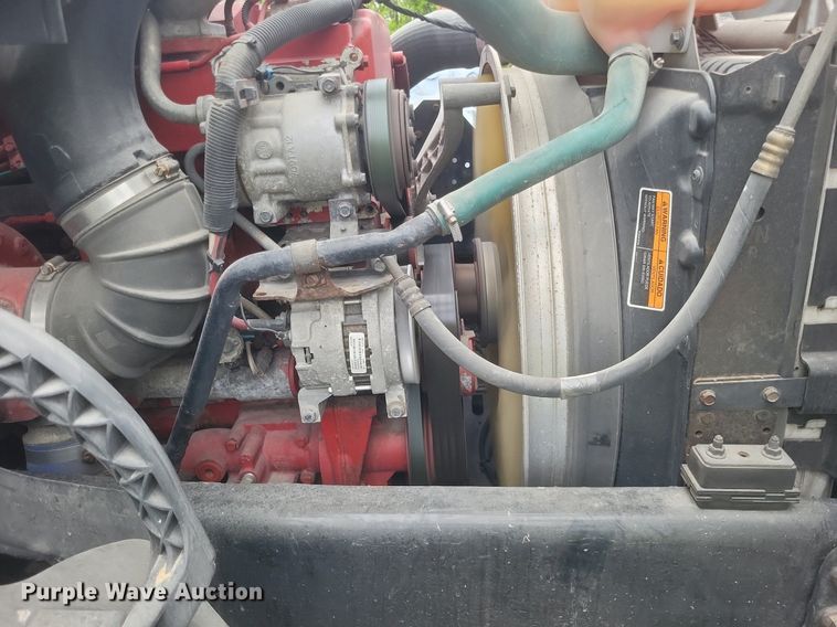 image for item DR4760 2006 Volvo  VNL toy hauler RV