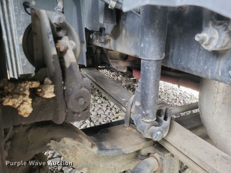 image for item DR4760 2006 Volvo  VNL toy hauler RV