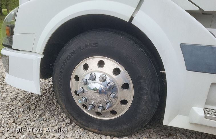 image for item DR4760 2006 Volvo  VNL toy hauler RV