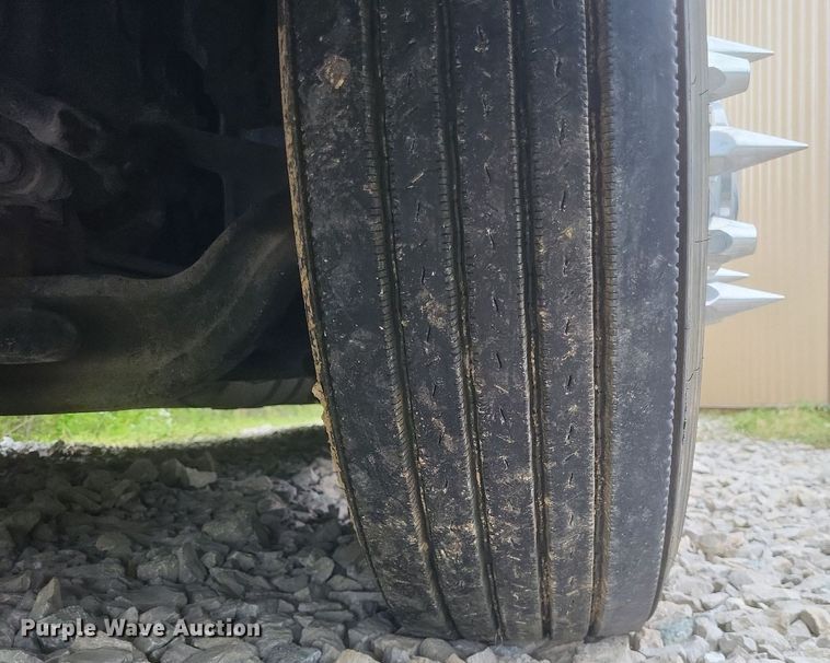 image for item DR4760 2006 Volvo  VNL toy hauler RV