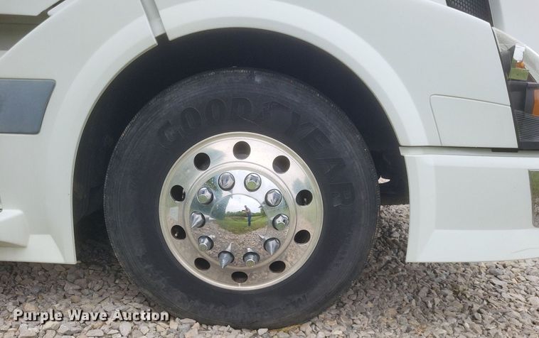 image for item DR4760 2006 Volvo  VNL toy hauler RV