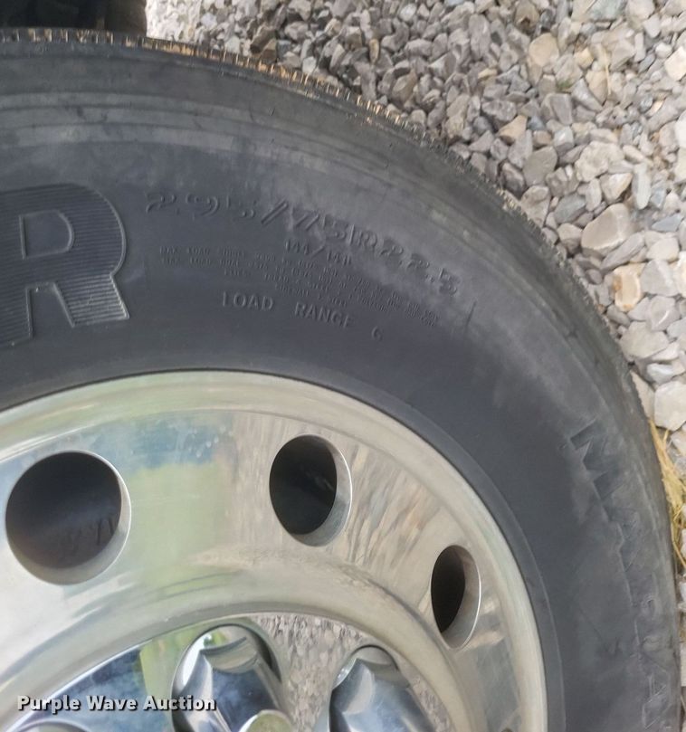 image for item DR4760 2006 Volvo  VNL toy hauler RV