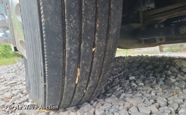 image for item DR4760 2006 Volvo  VNL toy hauler RV