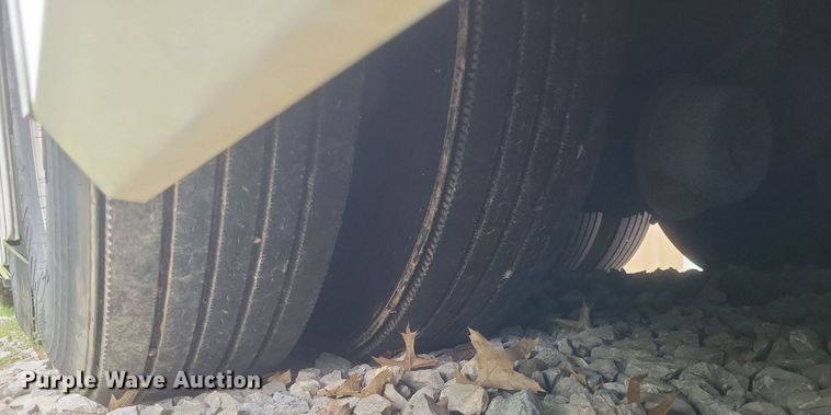 image for item DR4760 2006 Volvo  VNL toy hauler RV