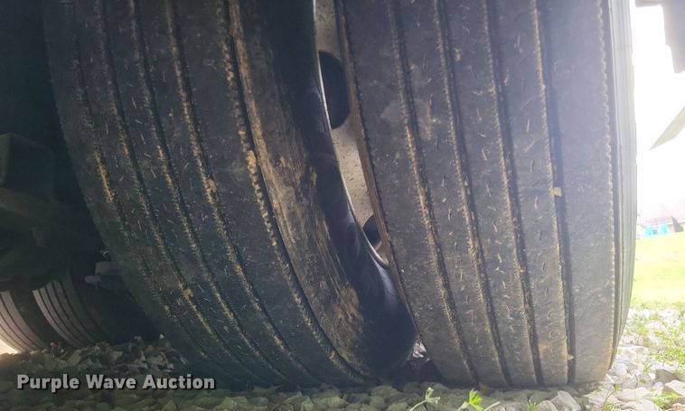 image for item DR4760 2006 Volvo  VNL toy hauler RV