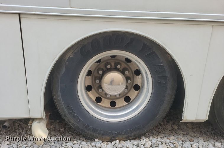 image for item DR4760 2006 Volvo  VNL toy hauler RV