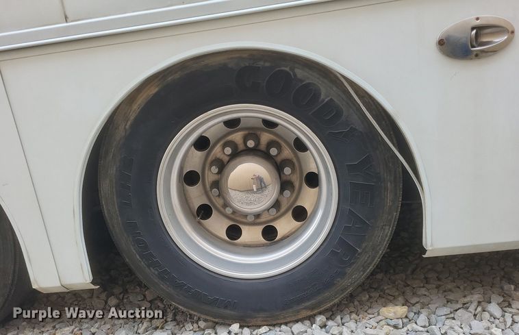 image for item DR4760 2006 Volvo  VNL toy hauler RV