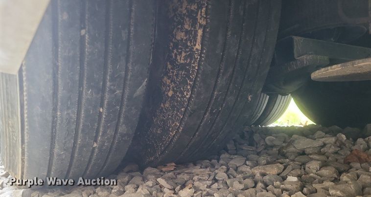 image for item DR4760 2006 Volvo  VNL toy hauler RV