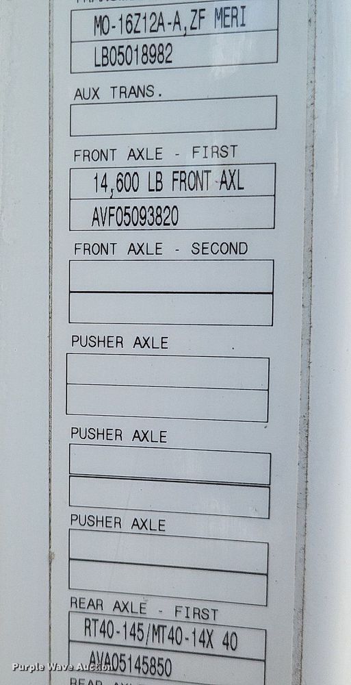 image for item DR4760 2006 Volvo  VNL toy hauler RV