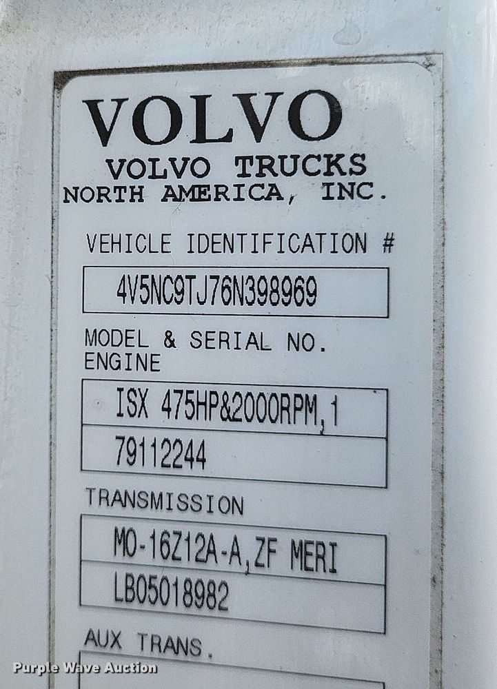 image for item DR4760 2006 Volvo  VNL toy hauler RV