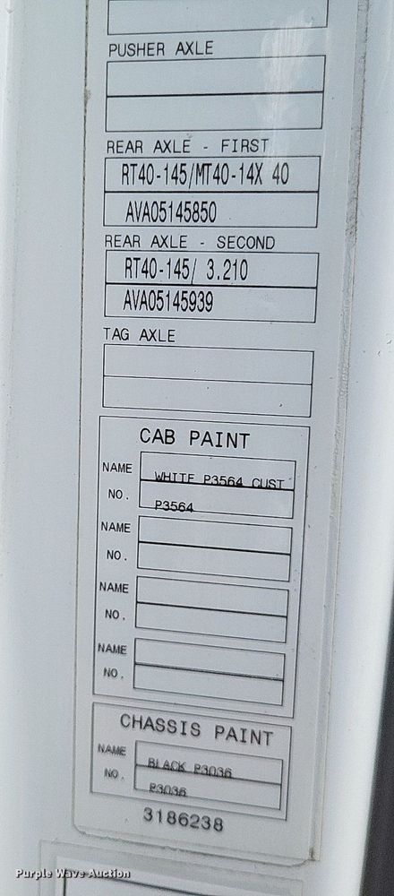 image for item DR4760 2006 Volvo  VNL toy hauler RV