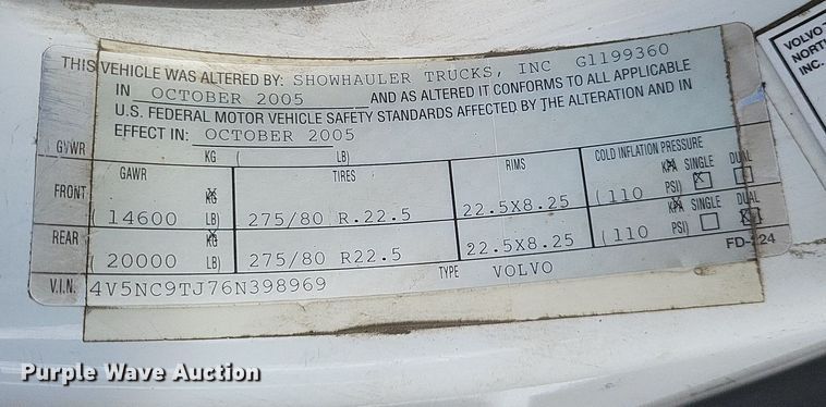 image for item DR4760 2006 Volvo  VNL toy hauler RV