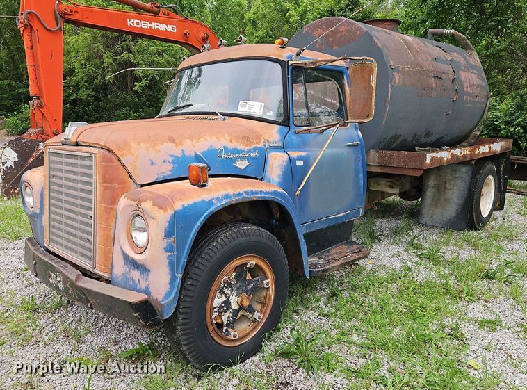 image for item DR8601 1971 International Harvester  Loadstar 1600 water truck