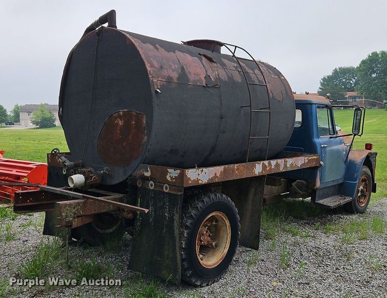 image for item DR8601 1971 International Harvester  Loadstar 1600 water truck