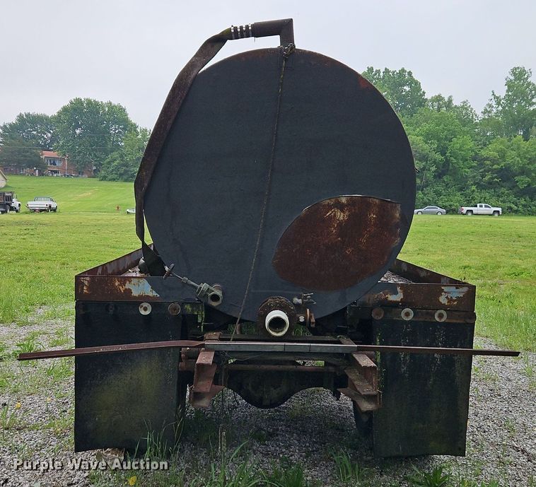 image for item DR8601 1971 International Harvester  Loadstar 1600 water truck