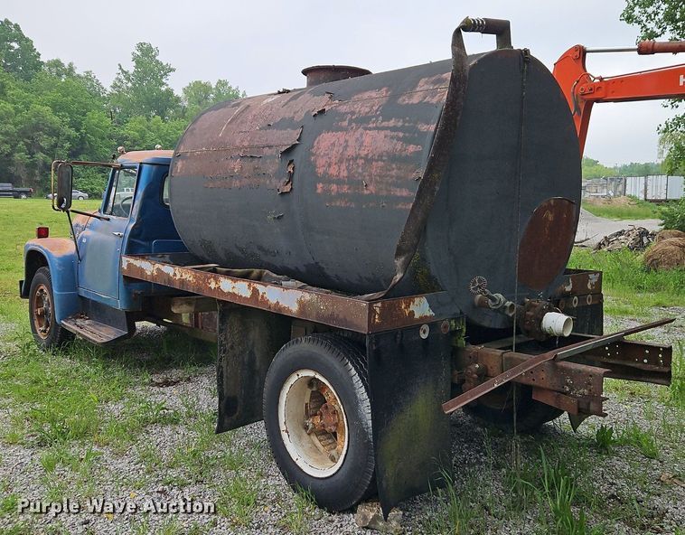 image for item DR8601 1971 International Harvester  Loadstar 1600 water truck