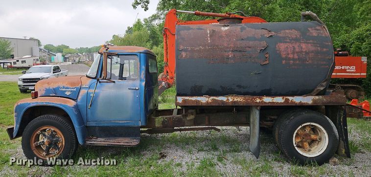 image for item DR8601 1971 International Harvester  Loadstar 1600 water truck