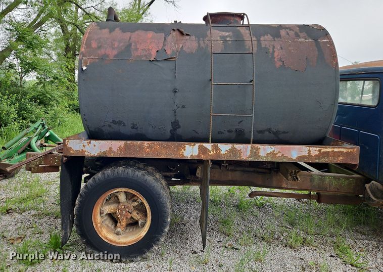 image for item DR8601 1971 International Harvester  Loadstar 1600 water truck