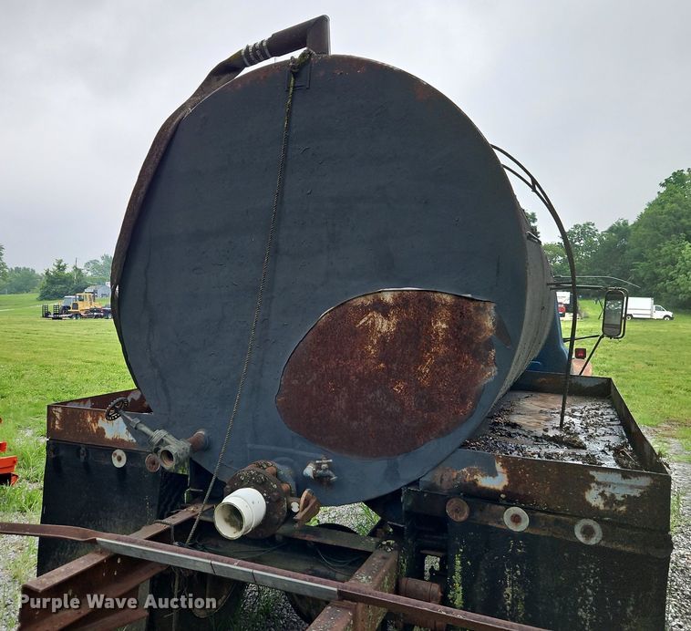 image for item DR8601 1971 International Harvester  Loadstar 1600 water truck