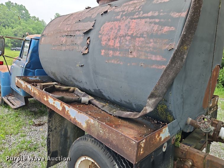 image for item DR8601 1971 International Harvester  Loadstar 1600 water truck