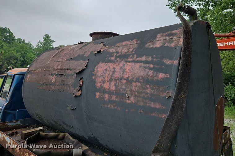 image for item DR8601 1971 International Harvester  Loadstar 1600 water truck