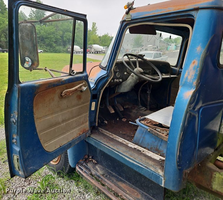 image for item DR8601 1971 International Harvester  Loadstar 1600 water truck