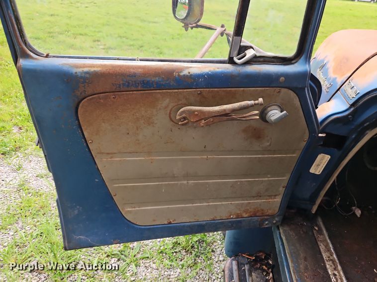 image for item DR8601 1971 International Harvester  Loadstar 1600 water truck