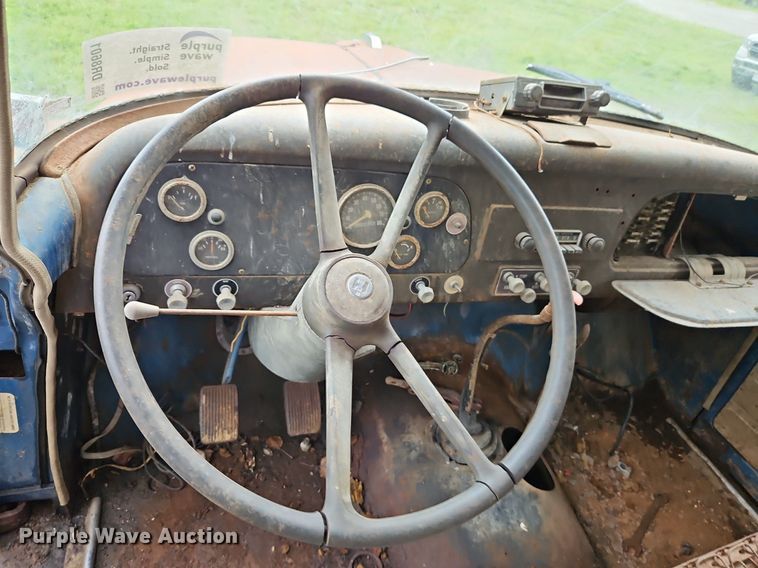 image for item DR8601 1971 International Harvester  Loadstar 1600 water truck