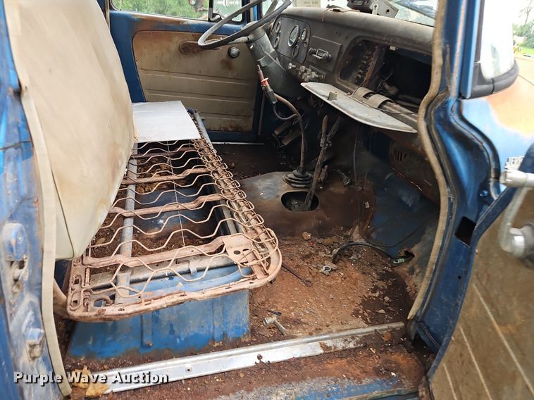 image for item DR8601 1971 International Harvester  Loadstar 1600 water truck