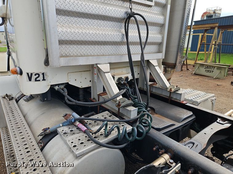 image for item DR8613 2003 Freightliner  Century semi truck