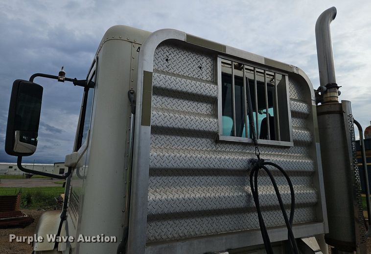 image for item DR8613 2003 Freightliner  Century semi truck