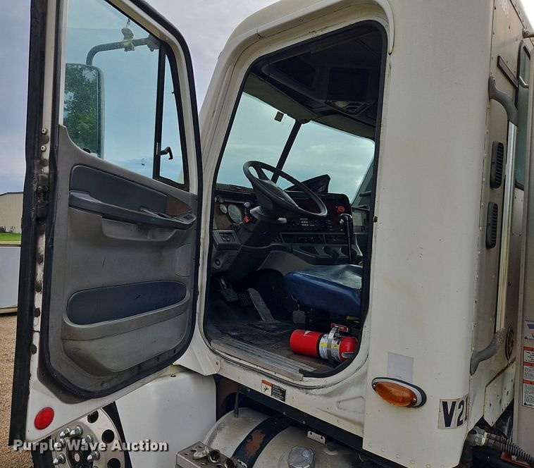 image for item DR8613 2003 Freightliner  Century semi truck