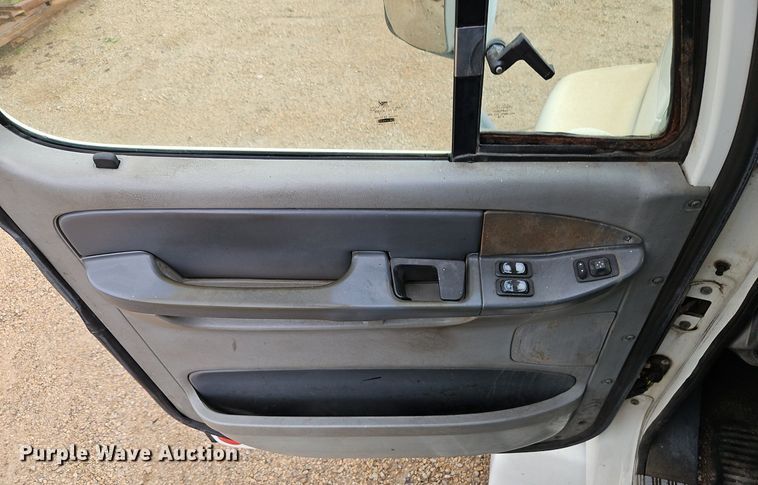 image for item DR8613 2003 Freightliner  Century semi truck