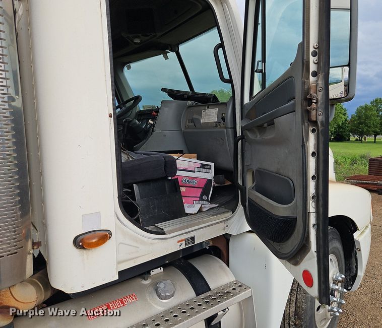 image for item DR8613 2003 Freightliner  Century semi truck